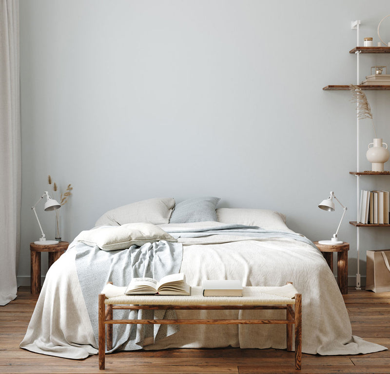 Schlafzimmer mit weißer Wandfarbe